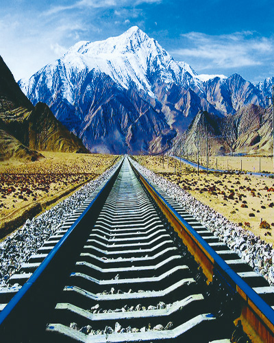 青藏公路和铁路相距不远,两路不时交叉,并行,都被称为天路.