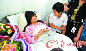 温兰子探望李舒舒。 记者张宇杰 摄