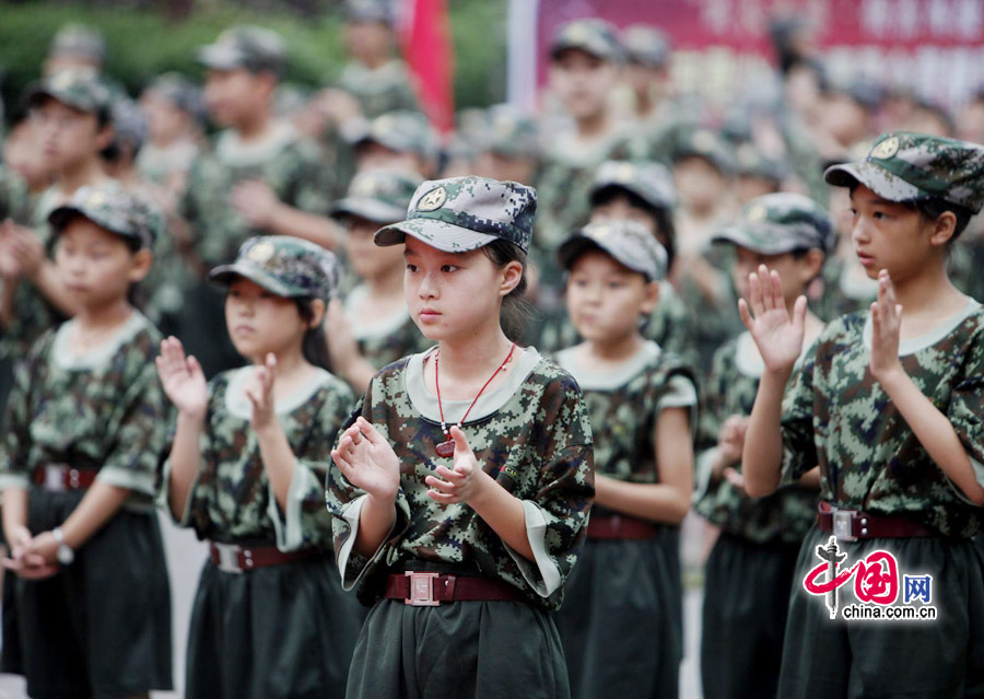 重庆青少年军事夏令营开营(高清组图)