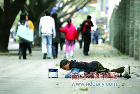 敦促积极救助 并非禁止乞讨(图)