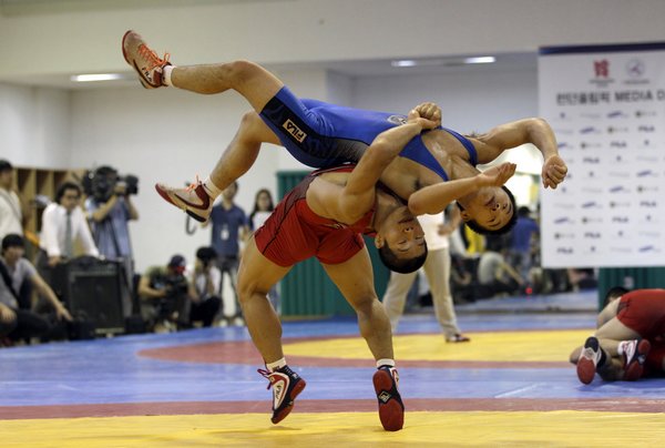 北京时间7月6日消息,图为韩国摔跤队员备战伦敦奥运会瞬间.