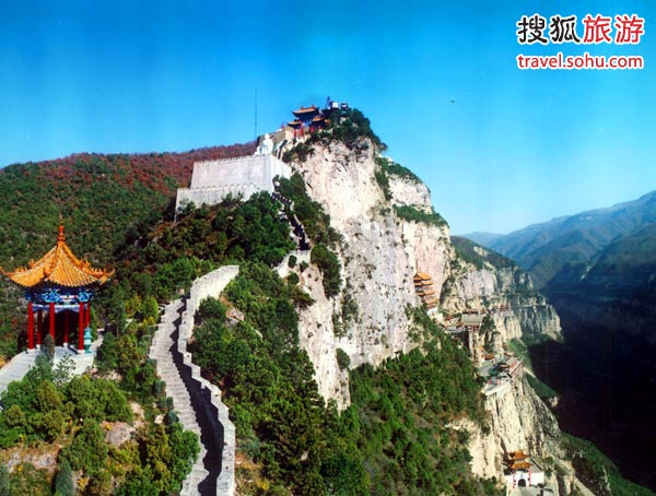 从大运高速公路灵石出口出去约30分到绵山山门,车队沿山间公路而行