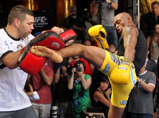 图文:罗纳尔多挑战UFC冠军 席尔瓦踢腿练习