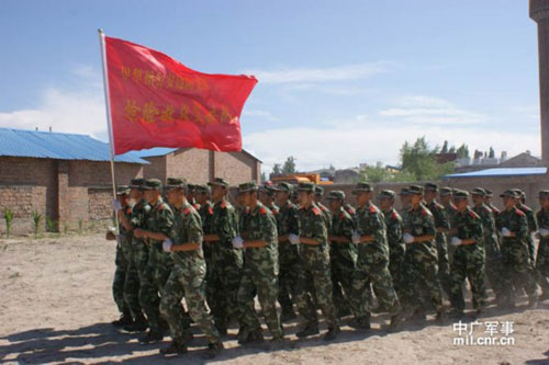 中国边防部队紧急运送救灾物资援助地震灾区(组图)