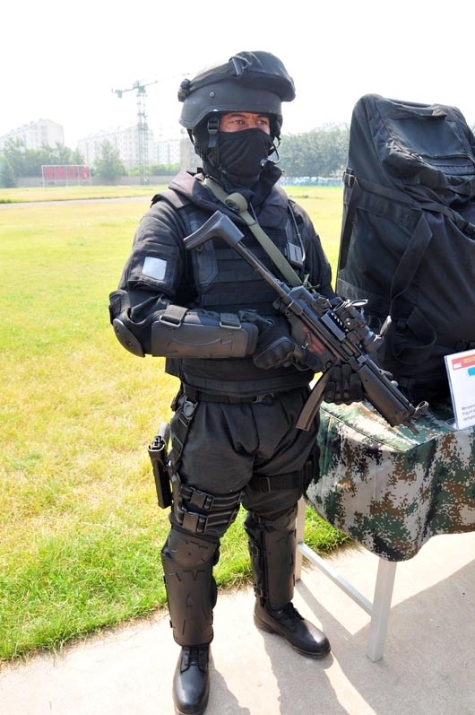 中国印尼特种部队展示轻武器国产新大狙亮相(组图)