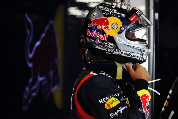图文:F1英国站第一次练习 维特尔戴上头盔