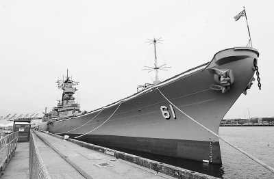 7月4日,在美国洛杉矶,美国海军"艾奥瓦"号战列舰停靠在洛杉矶港.