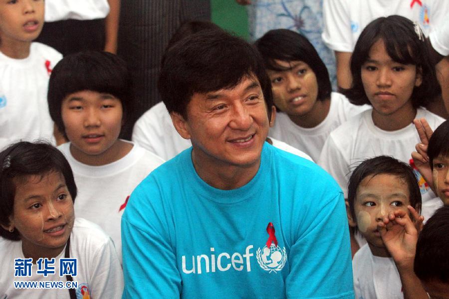 成龙以联合国儿童基金会特使身份访问缅甸(组