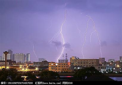 千余次雷电闪击;大雨也倾盆而至,市区5个自动监测站雨量达到暴雨级别