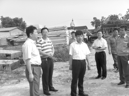 区委常委,副区长张友社亲临一线,现场指挥拆除.