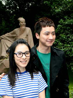 图文:刘璇与男友美国注册完婚 曝两人亲密生活
