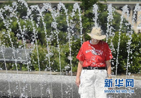 连续数天来,美国中部平原至大西洋沿岸中部大片地区遭遇酷暑天气.