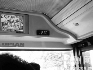 杭州B1公交车司机为了节油,不舍得开空调?(图