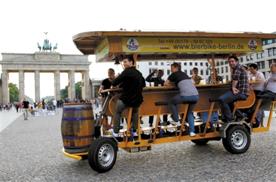 自行车与酒吧合体:德国啤酒自行车载客畅饮(
