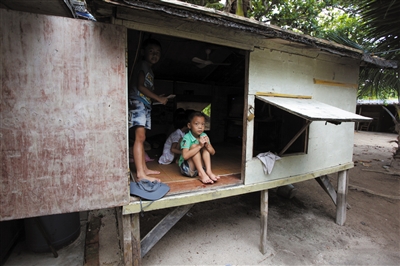 永兴岛上的孩子们住在木窝棚里，这里没有学校。