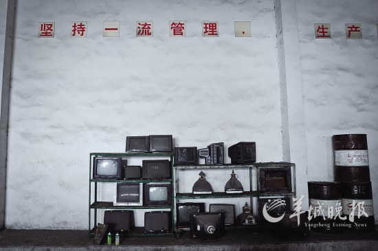 正杰公司的生产车间早已废弃，铁架上摆着几台报废的电视机