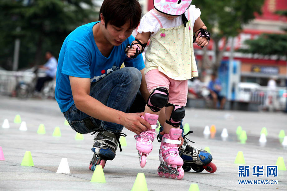 7月8日,在安徽省亳州市魏武广场,儿童们在教练