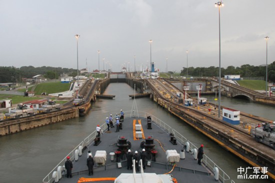 郑和舰通过巴拿马运河 本月中旬将抵厄瓜多尔