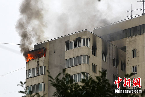 北京一居民楼顶层发生火灾