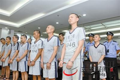昨天上午,陈斌等14名罪犯领刑 通讯员供图