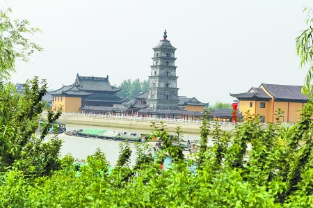 高邮市大运河遗址,河中间为镇国寺。