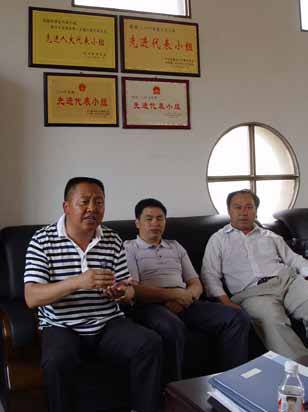 富源县基层人大代表在民情恳谈中向群众了解生产生活情况 摄影/唐金龙