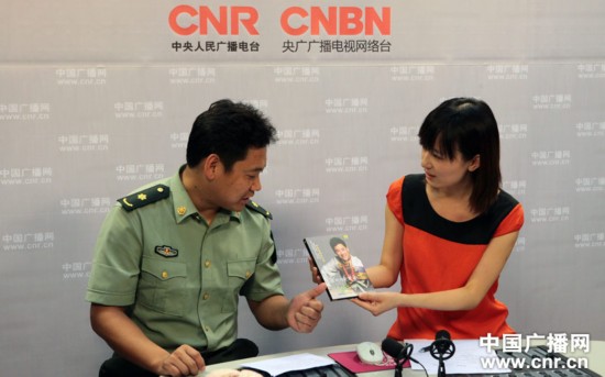 泽旺多吉与主播小雅中广网记者陈江南_摄