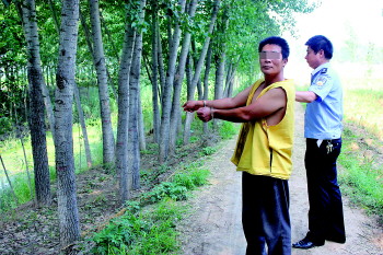 夫妻路遇车祸引出谋杀案 妻子伙同情夫砸死亲夫