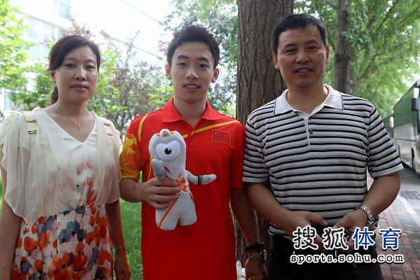 图文:中国体操男队兵发伦敦 邹凯与其父母