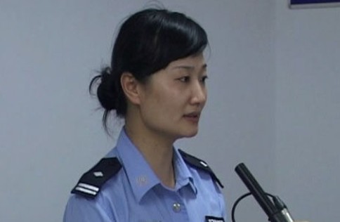 湖南临湘最美女交警暴雨中撑起侧翻校车(组图)