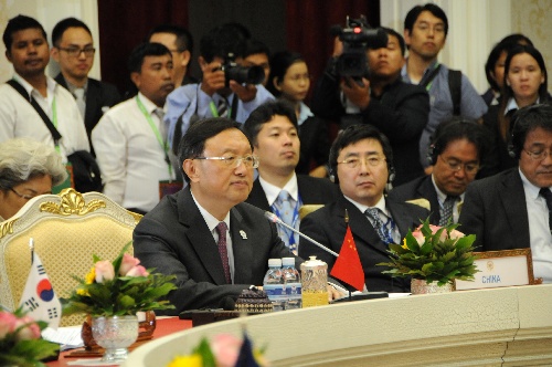 7月10日,中国外交部长杨洁篪(前左)在柬埔寨首都金边举行的
