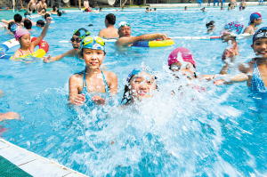 昨日,阳光100小区游泳池内,孩子们正在快乐游泳.
