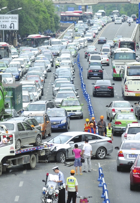 惊魂一幕:轿车失控撞飞17米护栏 断成3截连砸两车(图)