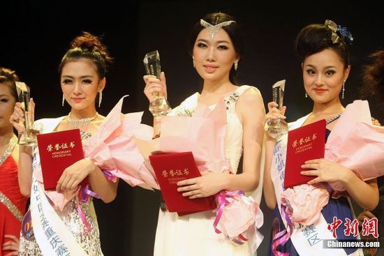 jeder lacht über die Entscheidung über die Top 3 bei Miss Chongqing Wahl 