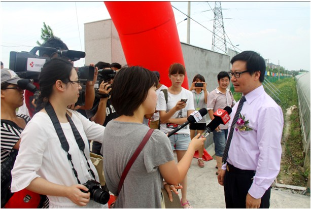 左起是余杭区农业局副局长胡惠生、良渚街道党委委员诸建忠、开元酒店集团总经理陈妙强、余杭区供销社党委书记曹如法