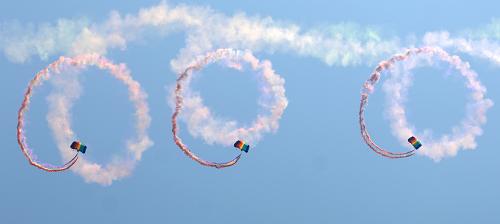 7月11日，中国人民解放军八一跳伞队的23名队员为古城西安上万名观众献上一场精彩的跳伞表演。新华社记者 李一博 摄