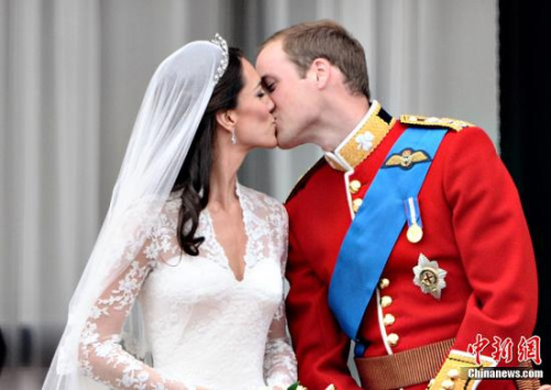 2011年4月29日，英国威廉王子与女友凯特正式步入婚姻殿堂，两人在白金汉宫阳台上演“世纪之吻”。