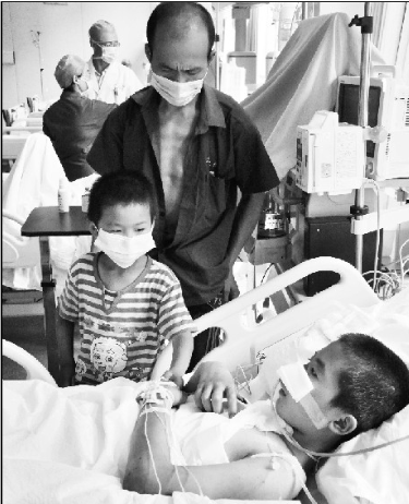 杜传旺的父亲、弟弟来医院看他