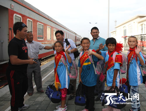 福海县小学女子足球队代表中国赴瑞典参赛(图