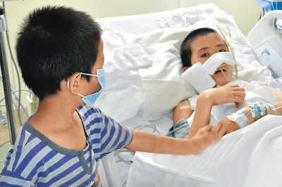 ICU病房,七岁的弟弟杜传业来看望哥哥杜传旺,