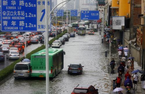 7月13日，武汉市区，大暴雨导致交通严重拥堵。新华社发