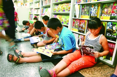 儿童在北京王府井书店里看自己喜爱的图书