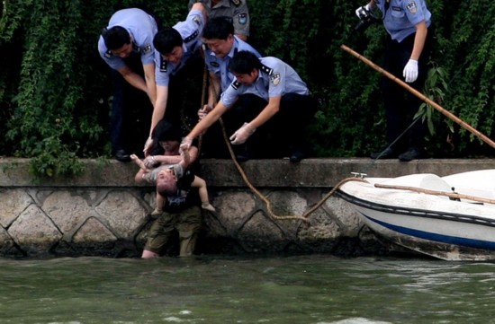 7月13日下午,记者从杭州警方确认,从现场打捞起的女子和小孩均已死亡