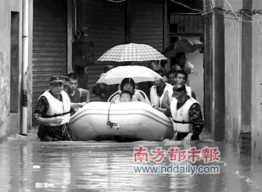 安庆暴雨致内涝 近300群众被困(图)