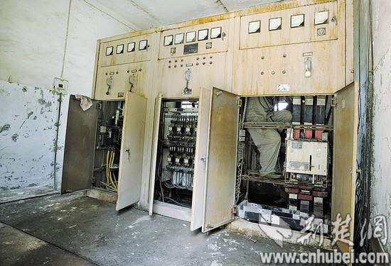 武汉二七花园小区配电房渗水 变压器短路受损