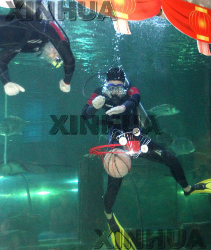 图文:江苏南通上演水下运动会 为伦敦奥运加油