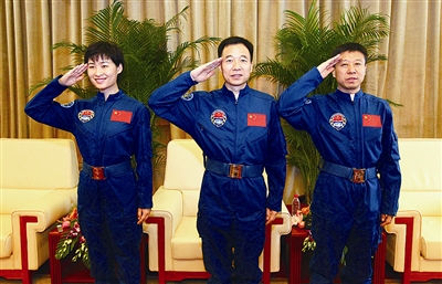 13日上午9时,景海鹏、刘旺、刘洋结束了为期14天的隔离恢复期,在北京航天城航天员公寓与媒体见面。