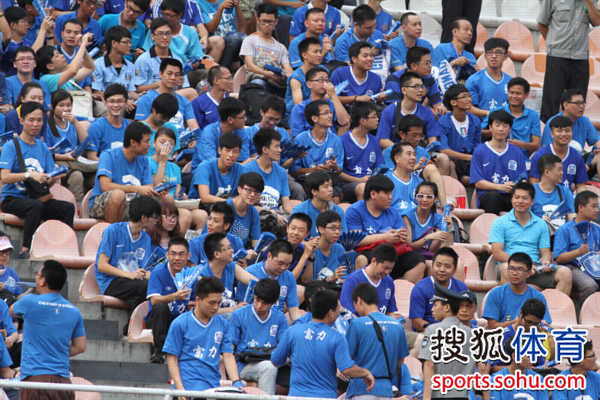 幻灯:恒大富力球迷造势广州德比 红蓝方阵对峙