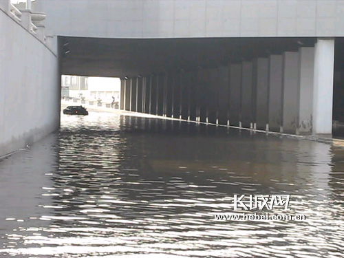 天津红桥区子牙河南路地道积水，多辆车水中熄火。李嘉深 摄