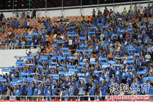 幻灯:恒大富力球迷造势广州德比 红蓝方阵对峙